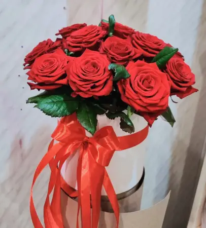 Шляпная коробка из красных роз